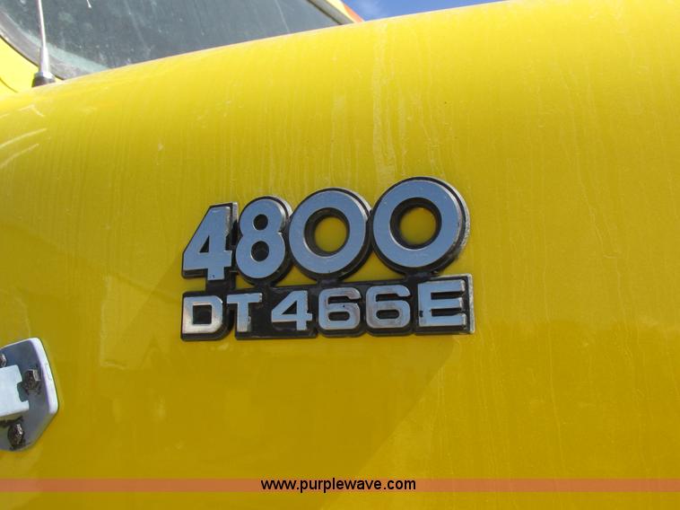 image for item K2065 2000 International 4800 truck cab and chassis