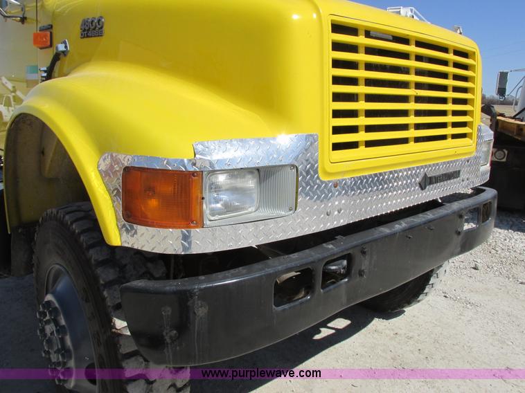 image for item K2065 2000 International 4800 truck cab and chassis