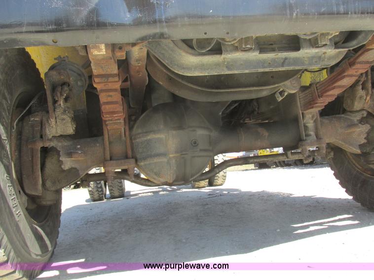 image for item K2065 2000 International 4800 truck cab and chassis