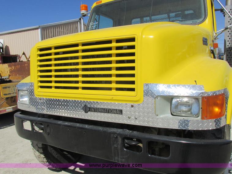 image for item K2065 2000 International 4800 truck cab and chassis