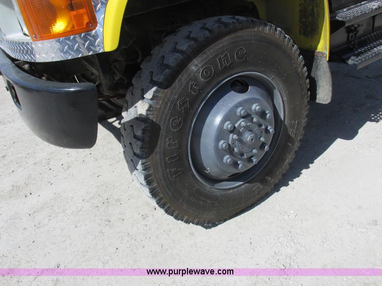 image for item K2065 2000 International 4800 truck cab and chassis