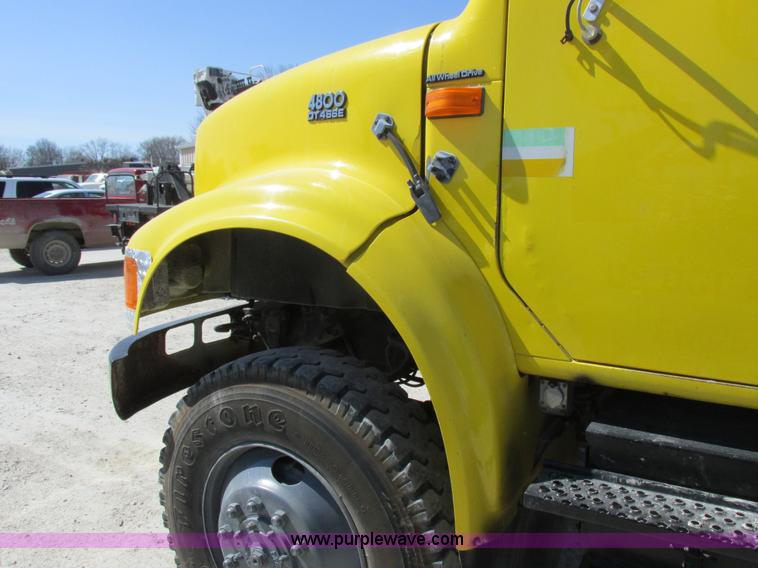 image for item K2065 2000 International 4800 truck cab and chassis