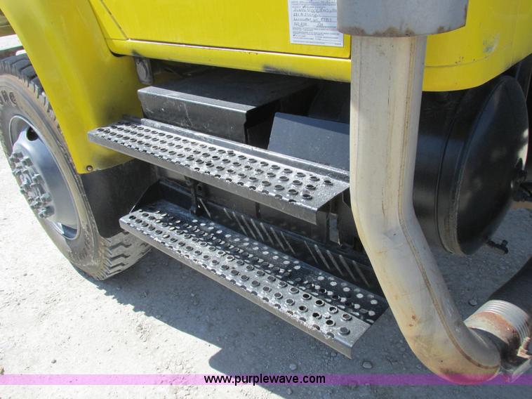 image for item K2065 2000 International 4800 truck cab and chassis