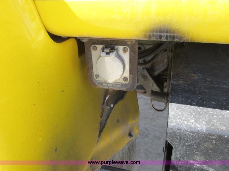 image for item K2065 2000 International 4800 truck cab and chassis