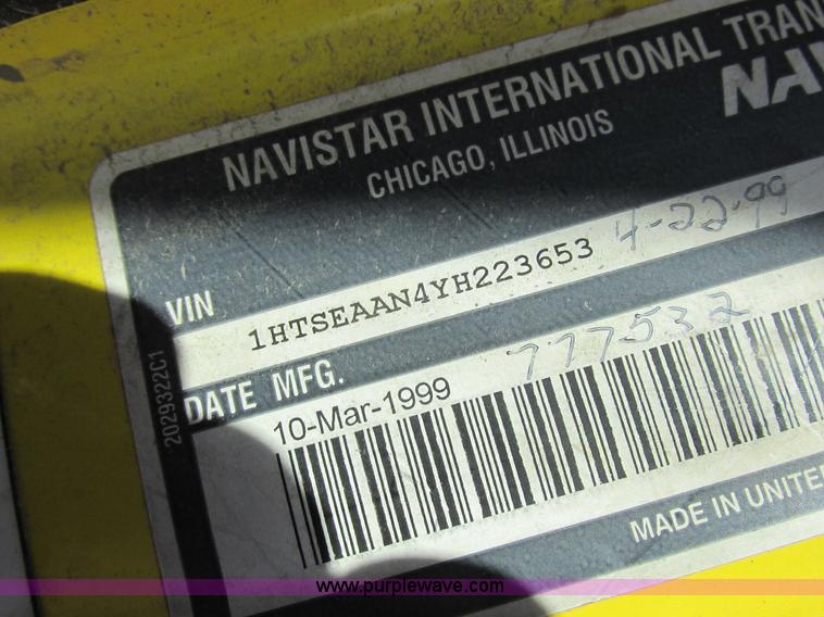 image for item K2065 2000 International 4800 truck cab and chassis