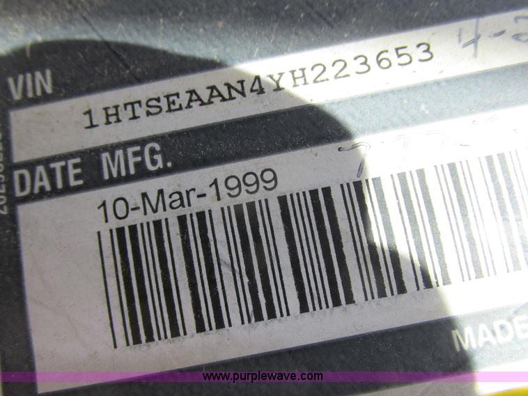 image for item K2065 2000 International 4800 truck cab and chassis