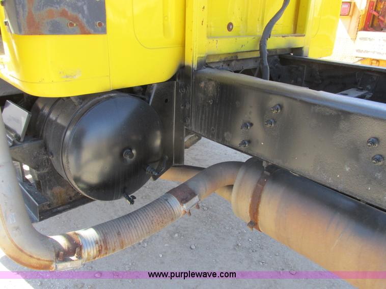 image for item K2065 2000 International 4800 truck cab and chassis