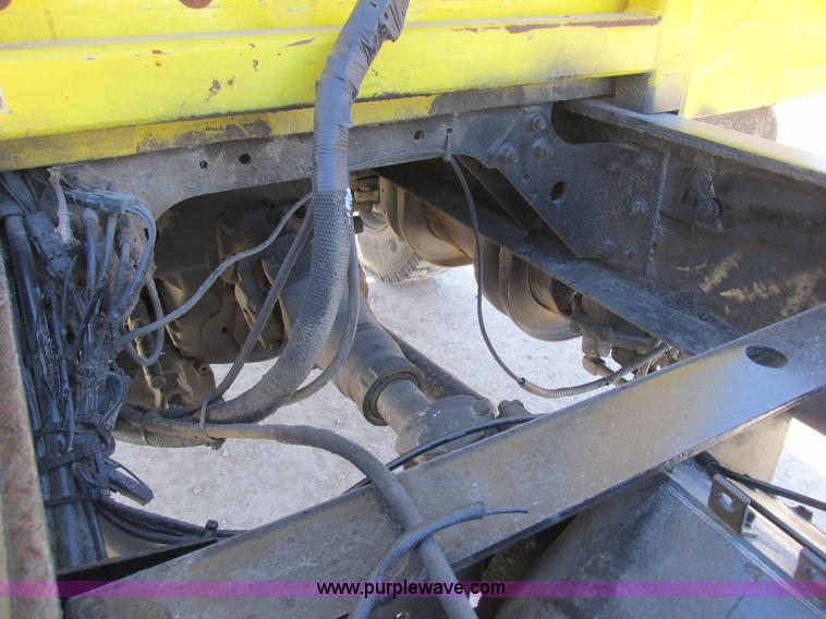 image for item K2065 2000 International 4800 truck cab and chassis