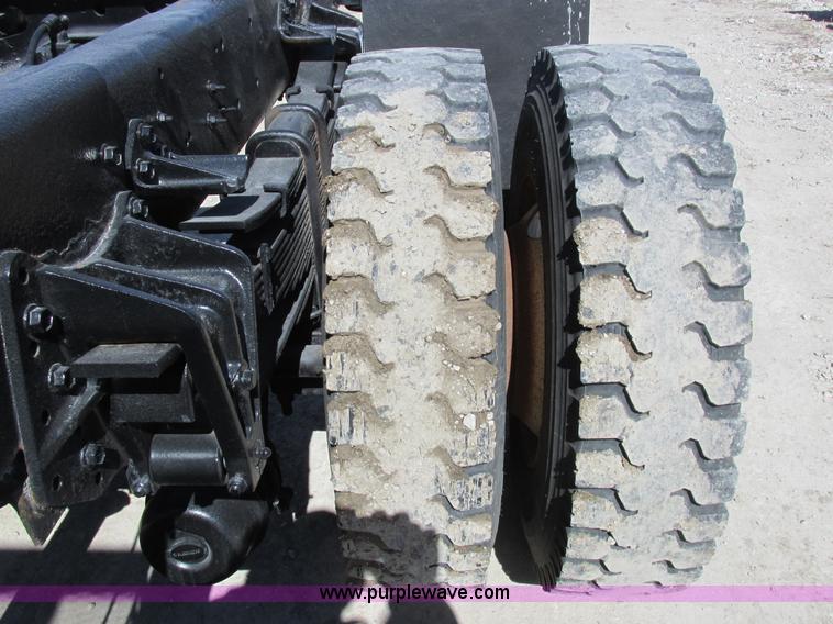 image for item K2065 2000 International 4800 truck cab and chassis