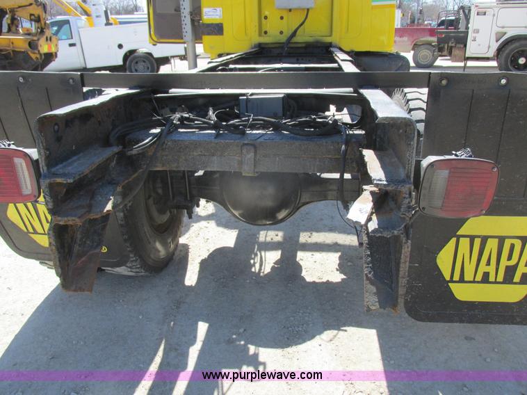 image for item K2065 2000 International 4800 truck cab and chassis