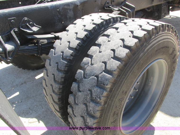 image for item K2065 2000 International 4800 truck cab and chassis