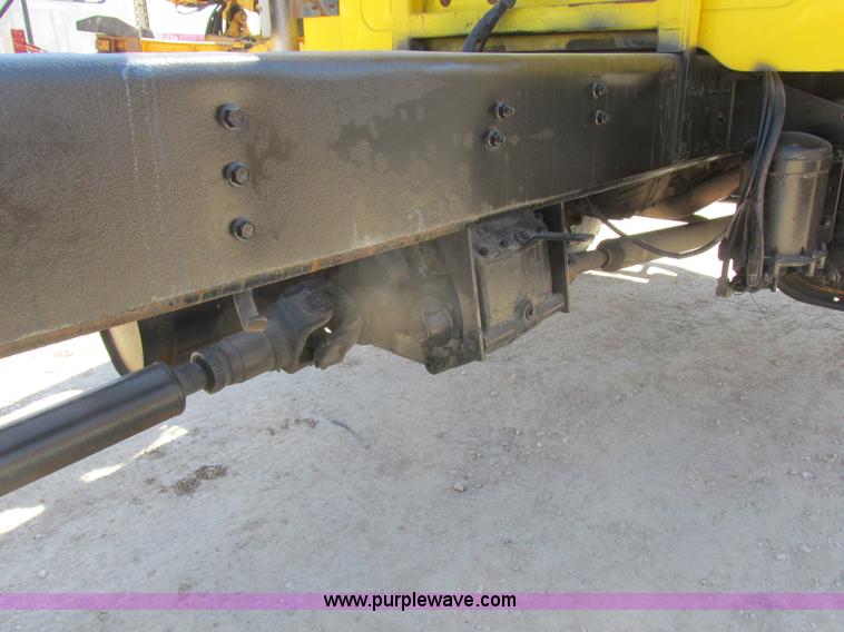 image for item K2065 2000 International 4800 truck cab and chassis