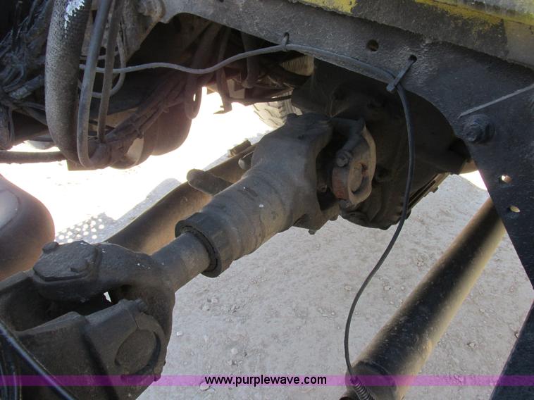 image for item K2065 2000 International 4800 truck cab and chassis