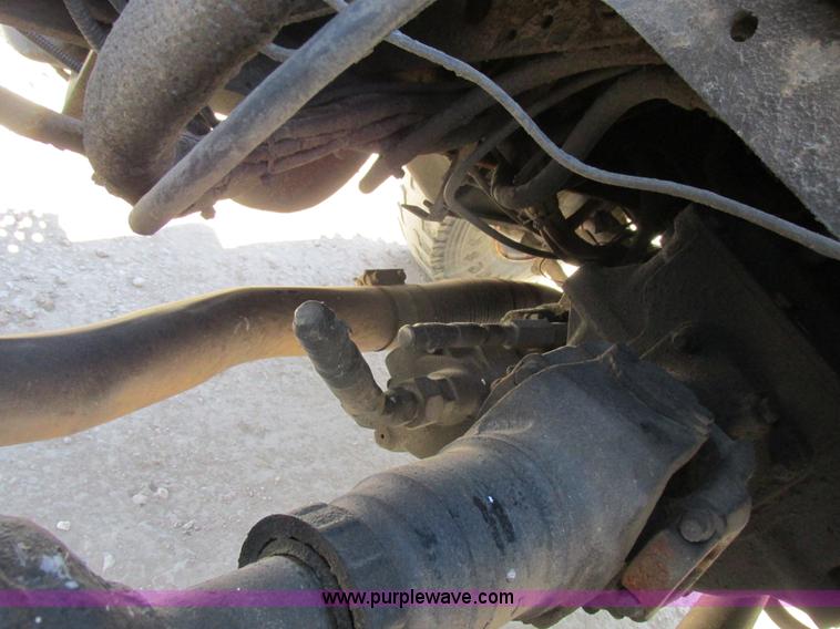 image for item K2065 2000 International 4800 truck cab and chassis