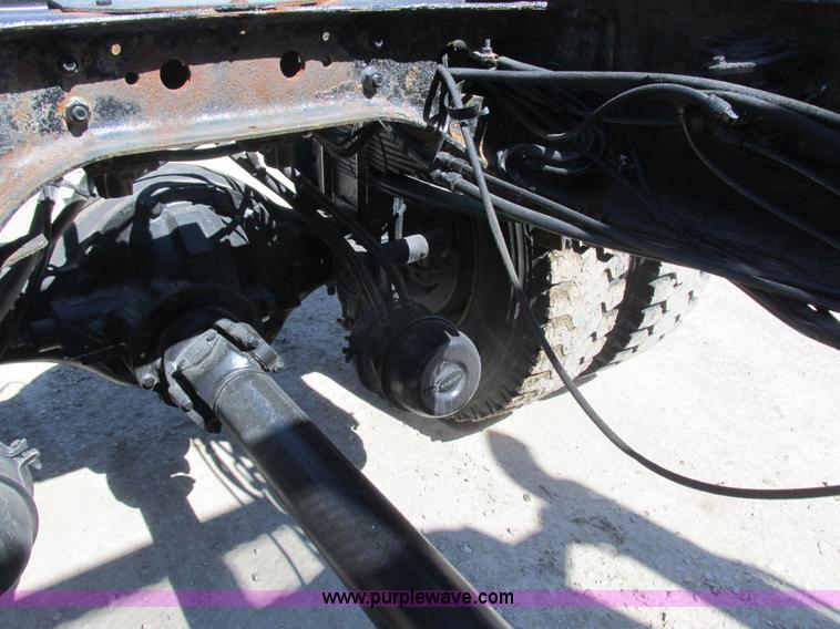 image for item K2065 2000 International 4800 truck cab and chassis