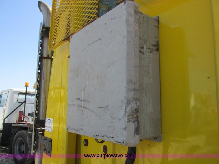 image for item K2065 2000 International 4800 truck cab and chassis