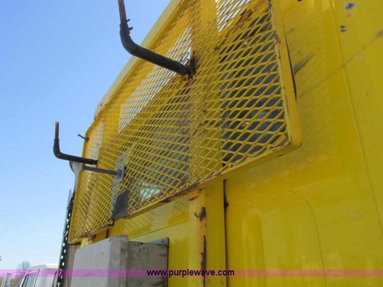 image for item K2065 2000 International 4800 truck cab and chassis