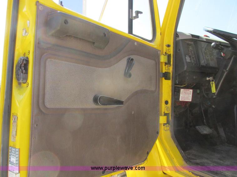 image for item K2065 2000 International 4800 truck cab and chassis