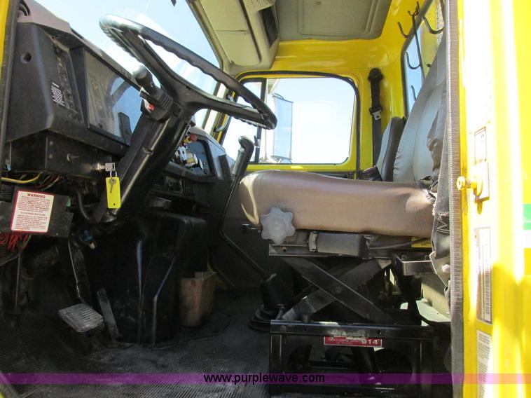 image for item K2065 2000 International 4800 truck cab and chassis