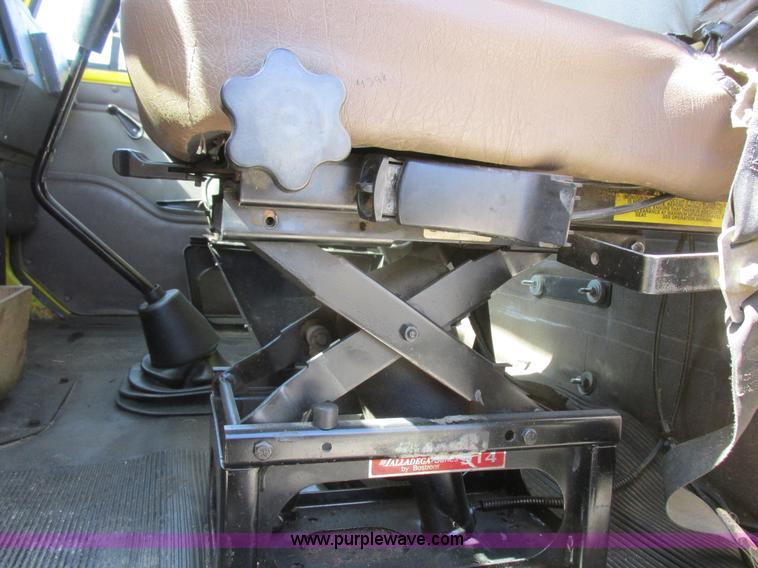 image for item K2065 2000 International 4800 truck cab and chassis