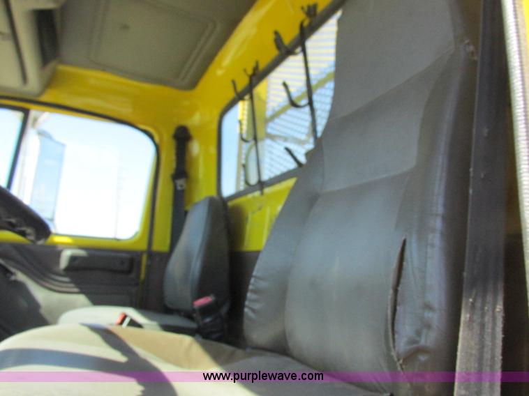 image for item K2065 2000 International 4800 truck cab and chassis