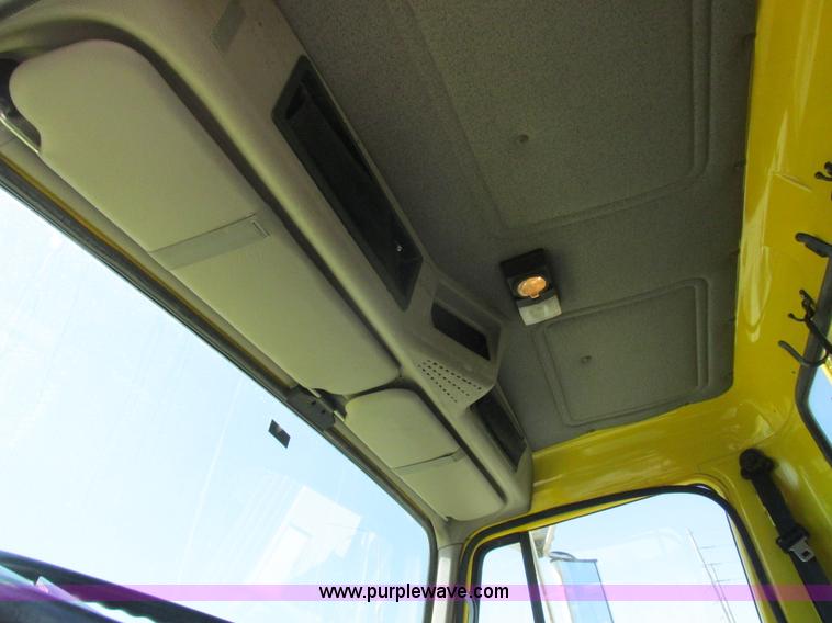 image for item K2065 2000 International 4800 truck cab and chassis