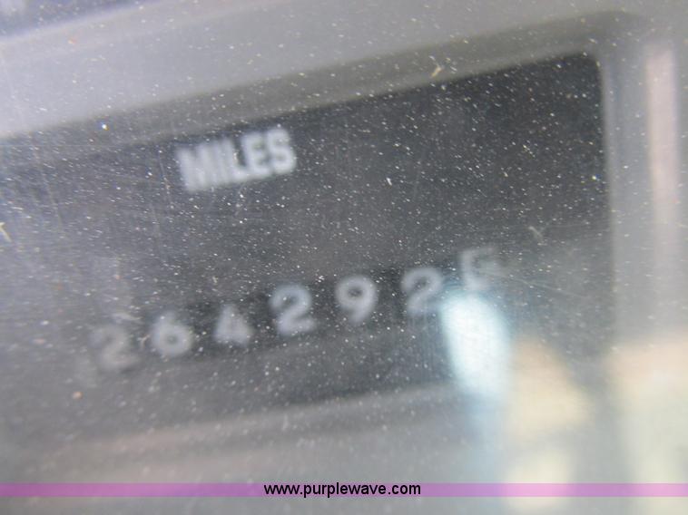 image for item K2065 2000 International 4800 truck cab and chassis