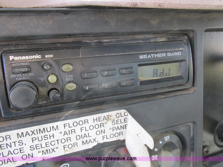 image for item K2065 2000 International 4800 truck cab and chassis