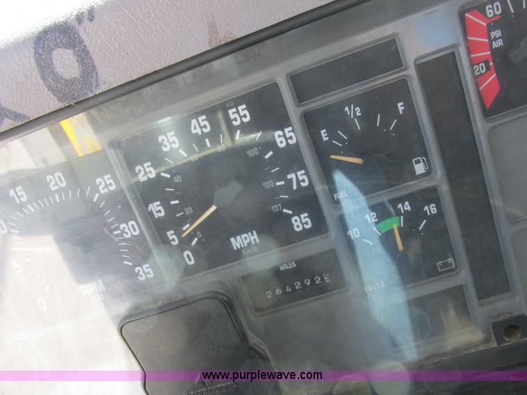 image for item K2065 2000 International 4800 truck cab and chassis