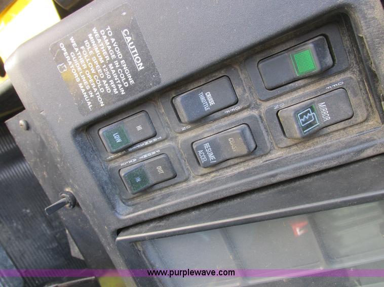 image for item K2065 2000 International 4800 truck cab and chassis