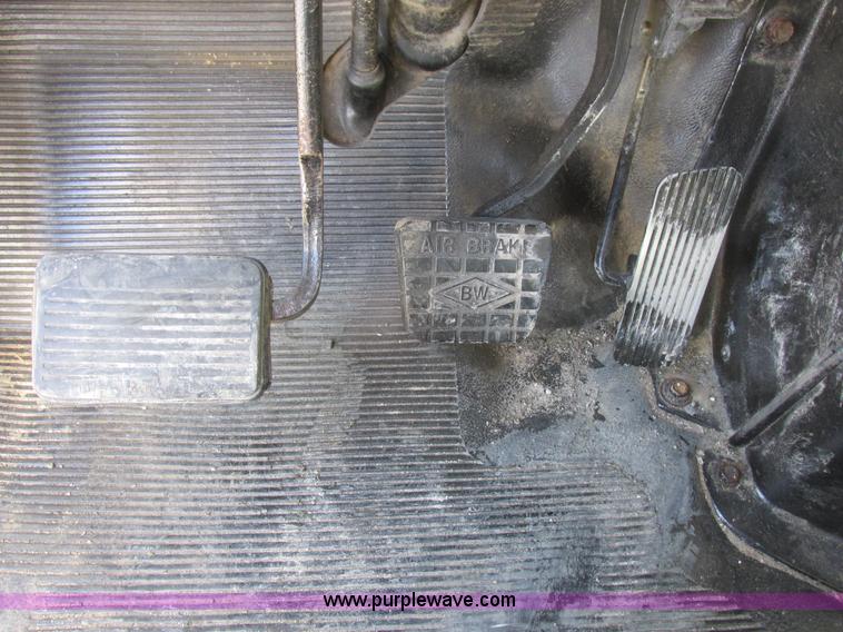 image for item K2065 2000 International 4800 truck cab and chassis