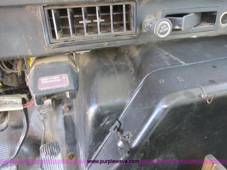 image for item K2065 2000 International 4800 truck cab and chassis