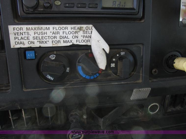 image for item K2065 2000 International 4800 truck cab and chassis