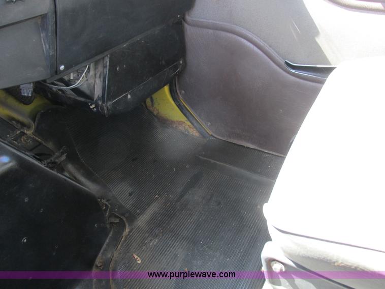 image for item K2065 2000 International 4800 truck cab and chassis