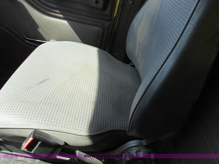 image for item K2065 2000 International 4800 truck cab and chassis