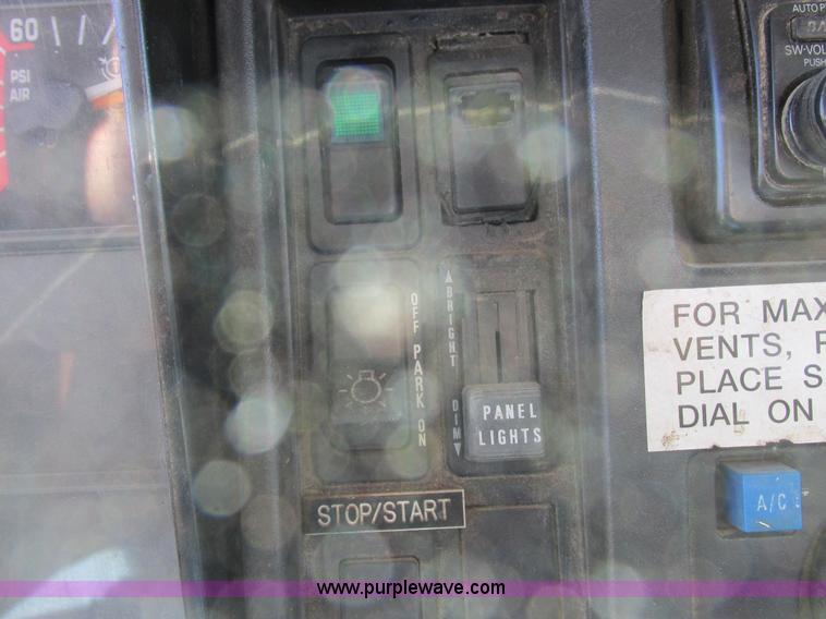 image for item K2065 2000 International 4800 truck cab and chassis