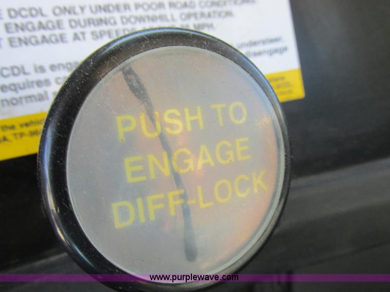 image for item K2065 2000 International 4800 truck cab and chassis