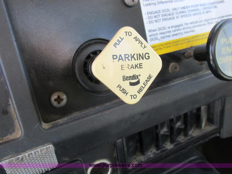 image for item K2065 2000 International 4800 truck cab and chassis