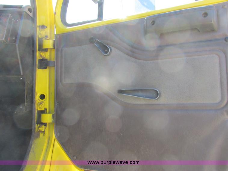 image for item K2065 2000 International 4800 truck cab and chassis