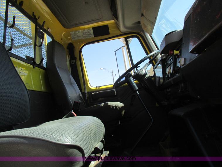 image for item K2065 2000 International 4800 truck cab and chassis