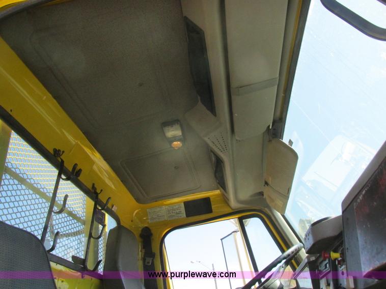 image for item K2065 2000 International 4800 truck cab and chassis