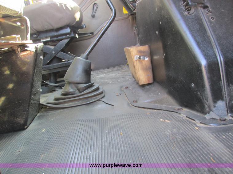 image for item K2065 2000 International 4800 truck cab and chassis