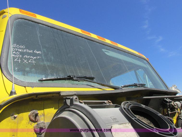 image for item K2065 2000 International 4800 truck cab and chassis