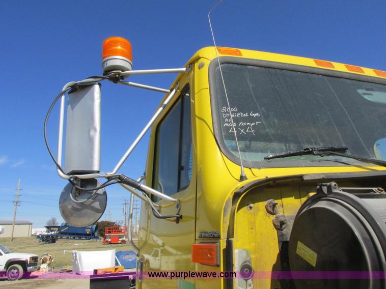 image for item K2065 2000 International 4800 truck cab and chassis