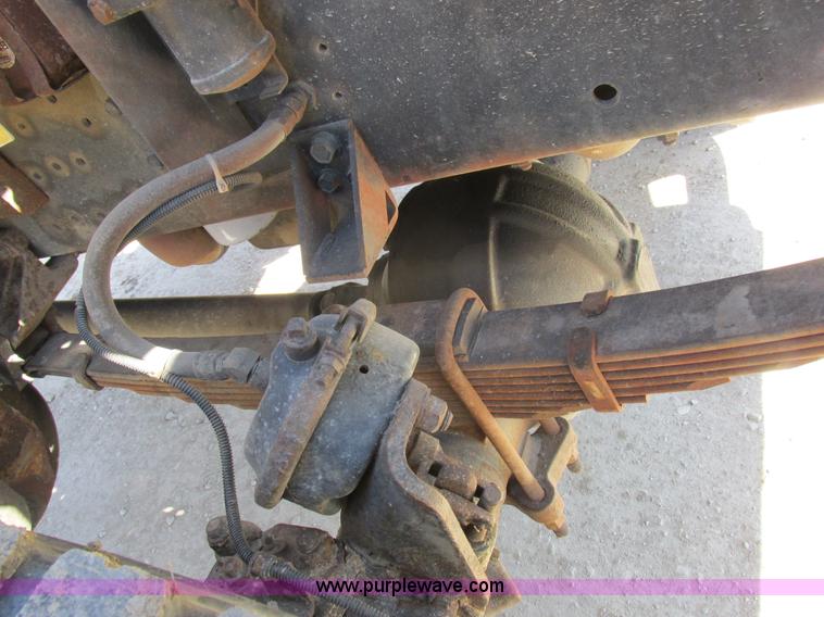 image for item K2065 2000 International 4800 truck cab and chassis