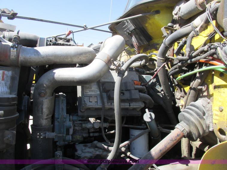 image for item K2065 2000 International 4800 truck cab and chassis