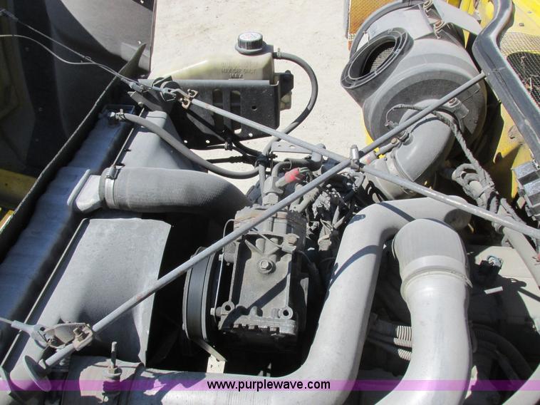 image for item K2065 2000 International 4800 truck cab and chassis