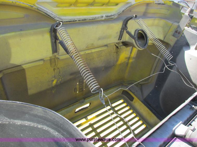 image for item K2065 2000 International 4800 truck cab and chassis