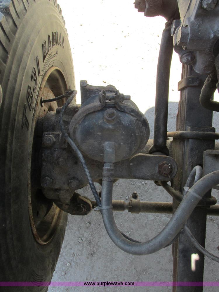 image for item K2065 2000 International 4800 truck cab and chassis