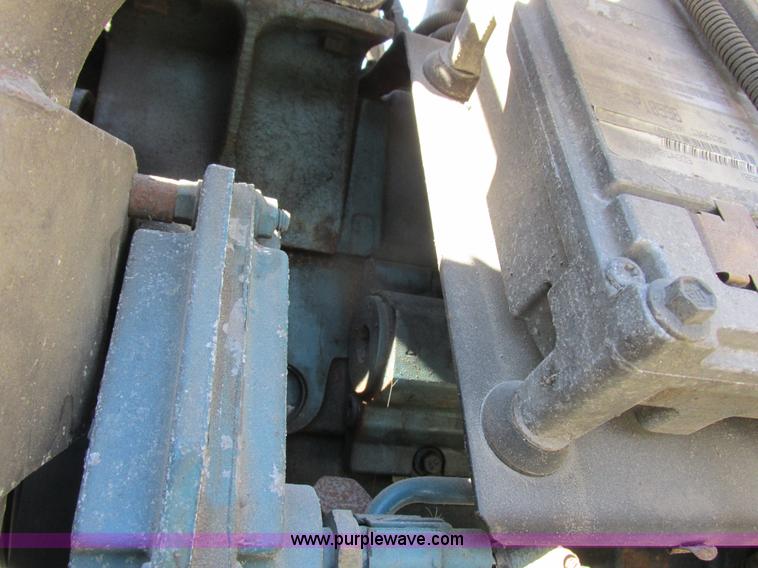 image for item K2065 2000 International 4800 truck cab and chassis